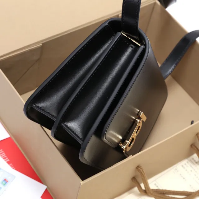 Burberry TB Bag Sac messenger cuir lisse noir doré avec rabat structuré 3