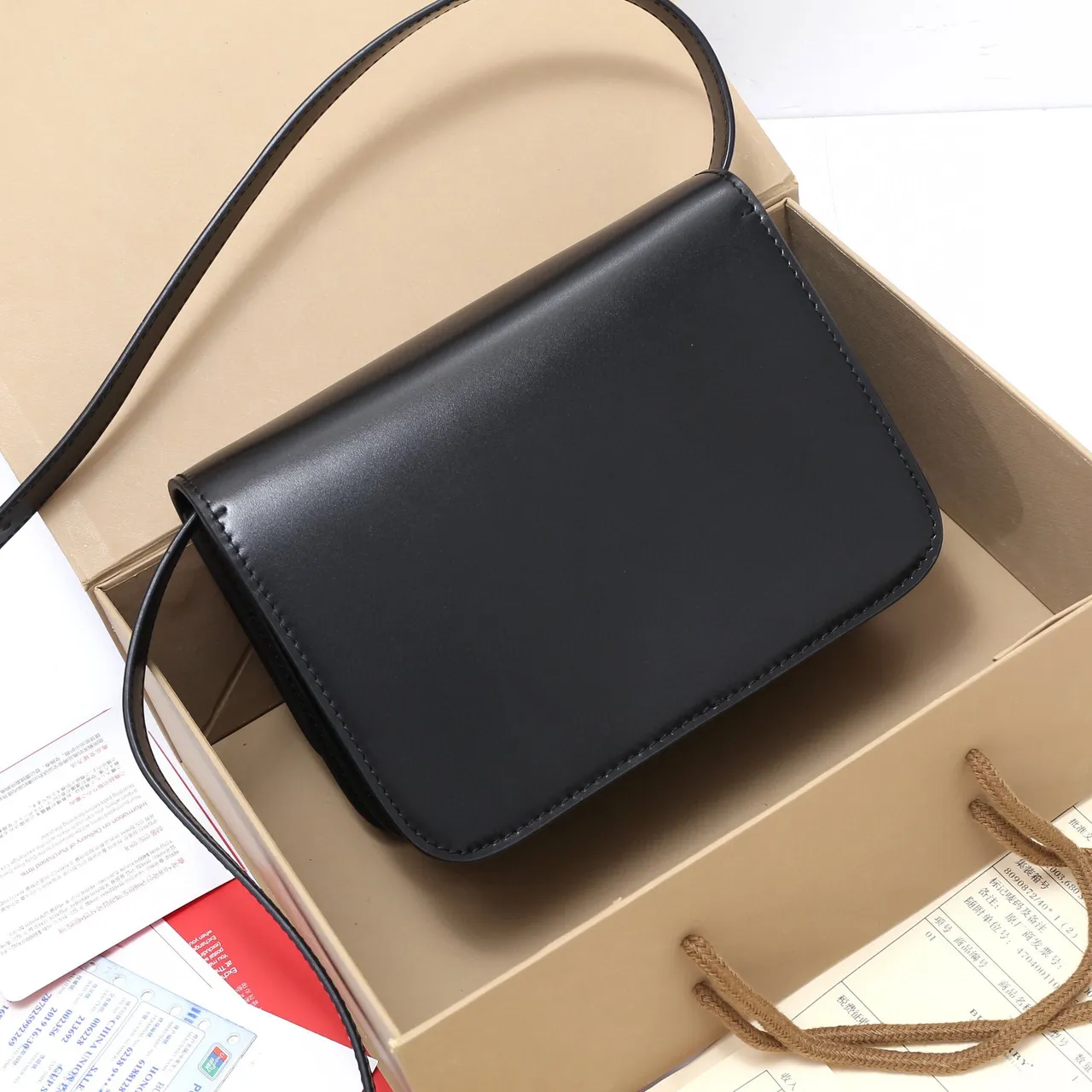 Burberry TB Bag Sac messenger cuir lisse noir doré avec rabat structuré 4