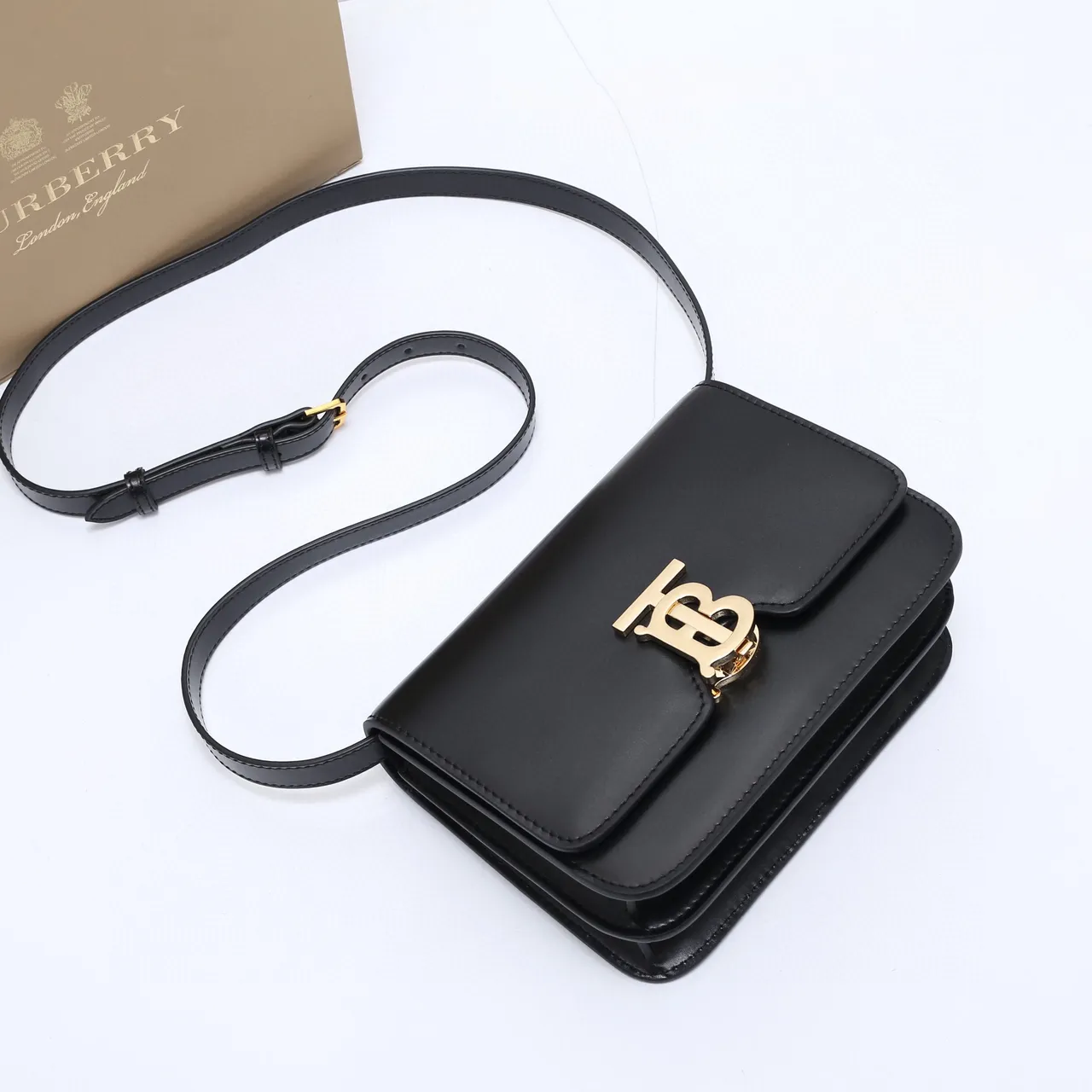 Burberry TB Bag Sac messenger cuir lisse noir doré avec rabat structuré 5