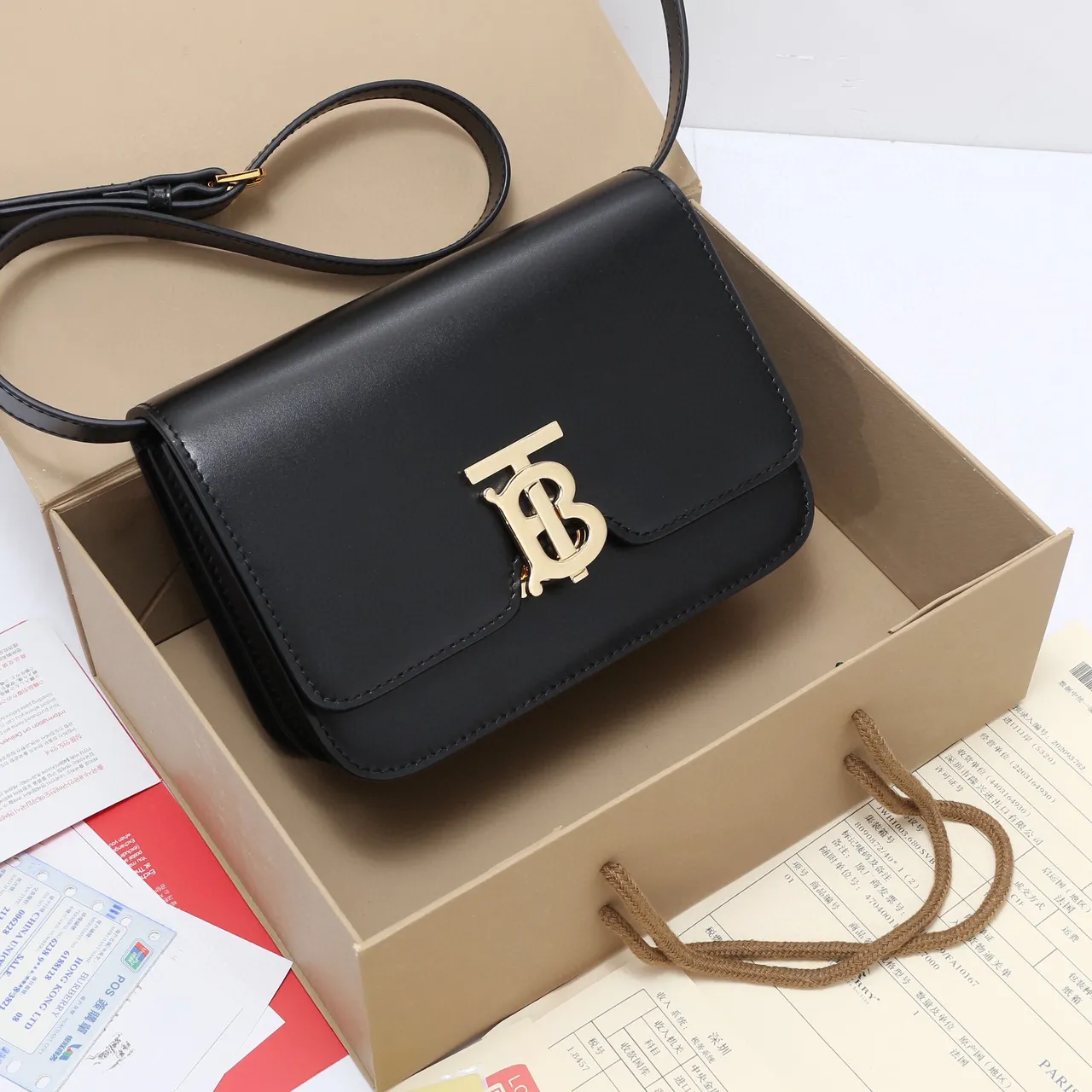 Burberry TB Bag Sac messenger cuir lisse noir doré avec rabat structuré 6
