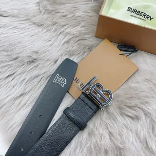 Burberry TB Monogram Cinturón de cuero negro granulado