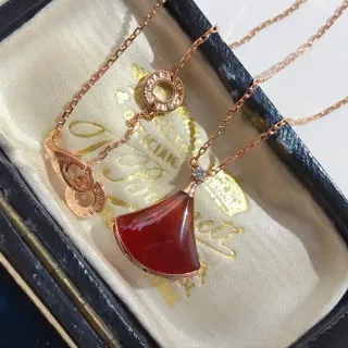 Bvlgari Divas’ Dream पंखाकार लाल कर्नेलियन पेंडेंट नेकलेस