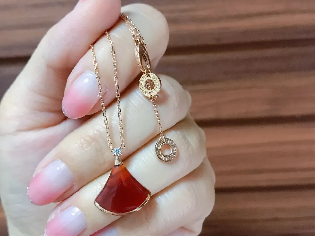 Bvlgari Divas’ Dream पंखाकार लाल कर्नेलियन पेंडेंट नेकलेस 4
