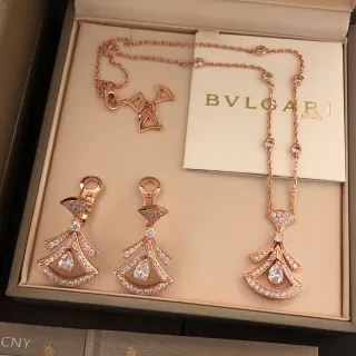 Bvlgari Divas’ Dream قلادة ذهبية بيضاء بشكل مروحة نقشة الماس بالباڤيه