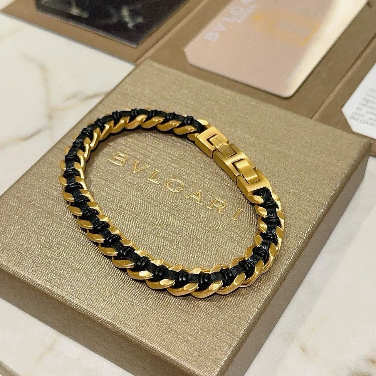 Bvlgari Bracelet Chaîne Dorée et Noire Enveloppée de Cordon 2