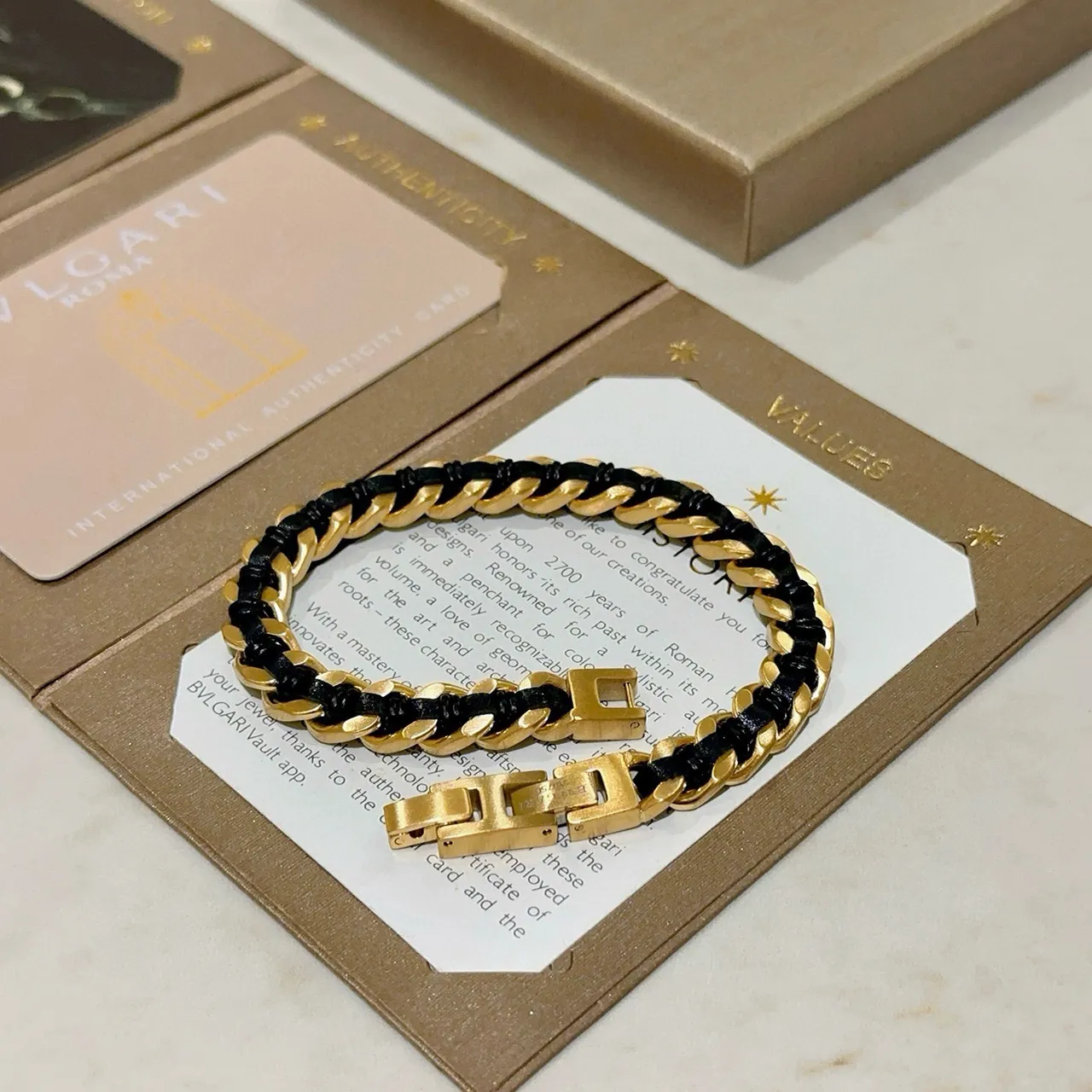 Bvlgari Bracelet Chaîne Dorée et Noire Enveloppée de Cordon 3