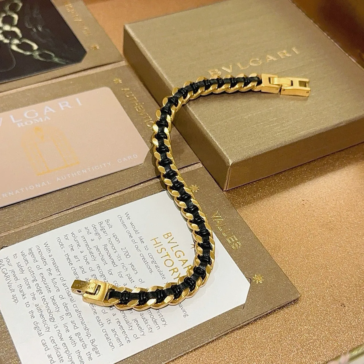 Bvlgari Bracelet Chaîne Dorée et Noire Enveloppée de Cordon 5