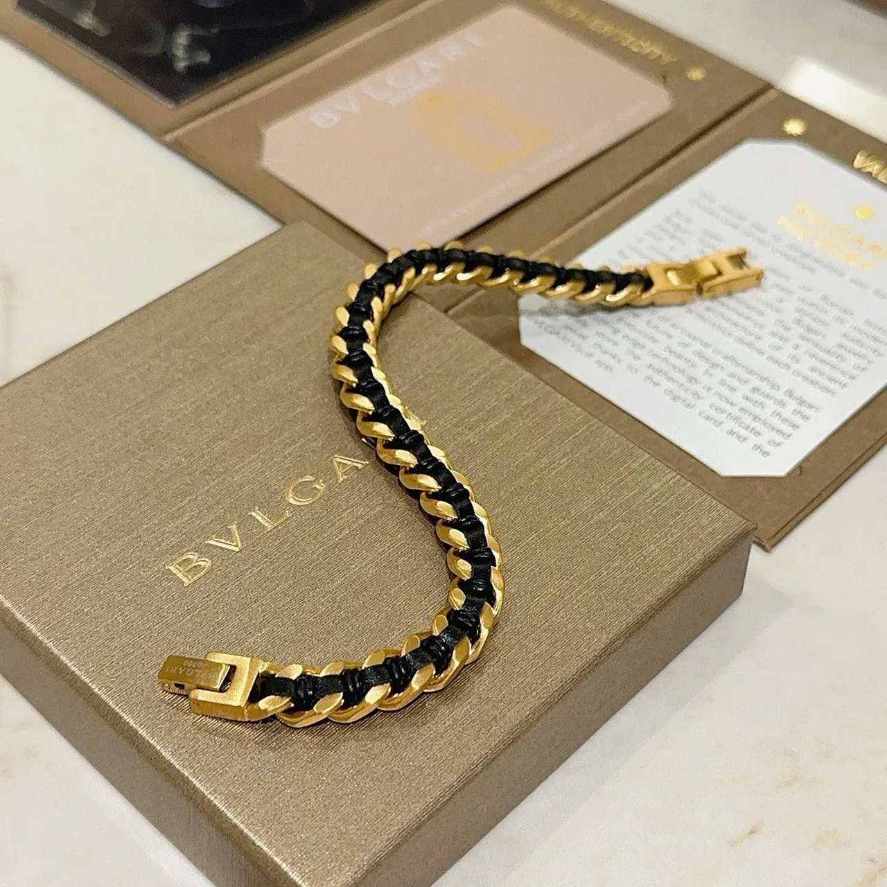 Bvlgari Bracelet Chaîne Dorée et Noire Enveloppée de Cordon 9