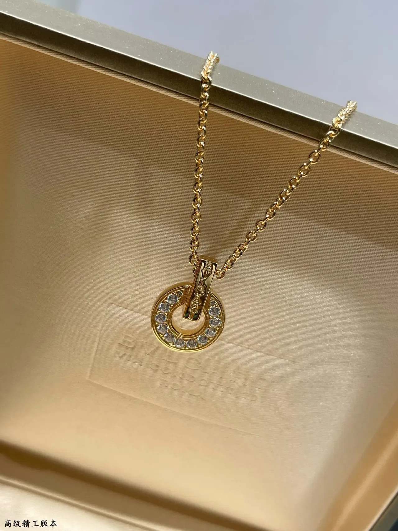 Bvlgari قلادة ذهبية فضية دائرية مفتوحة الحلقة مرصعة بالحجارة الشفافة بالبافيه 4