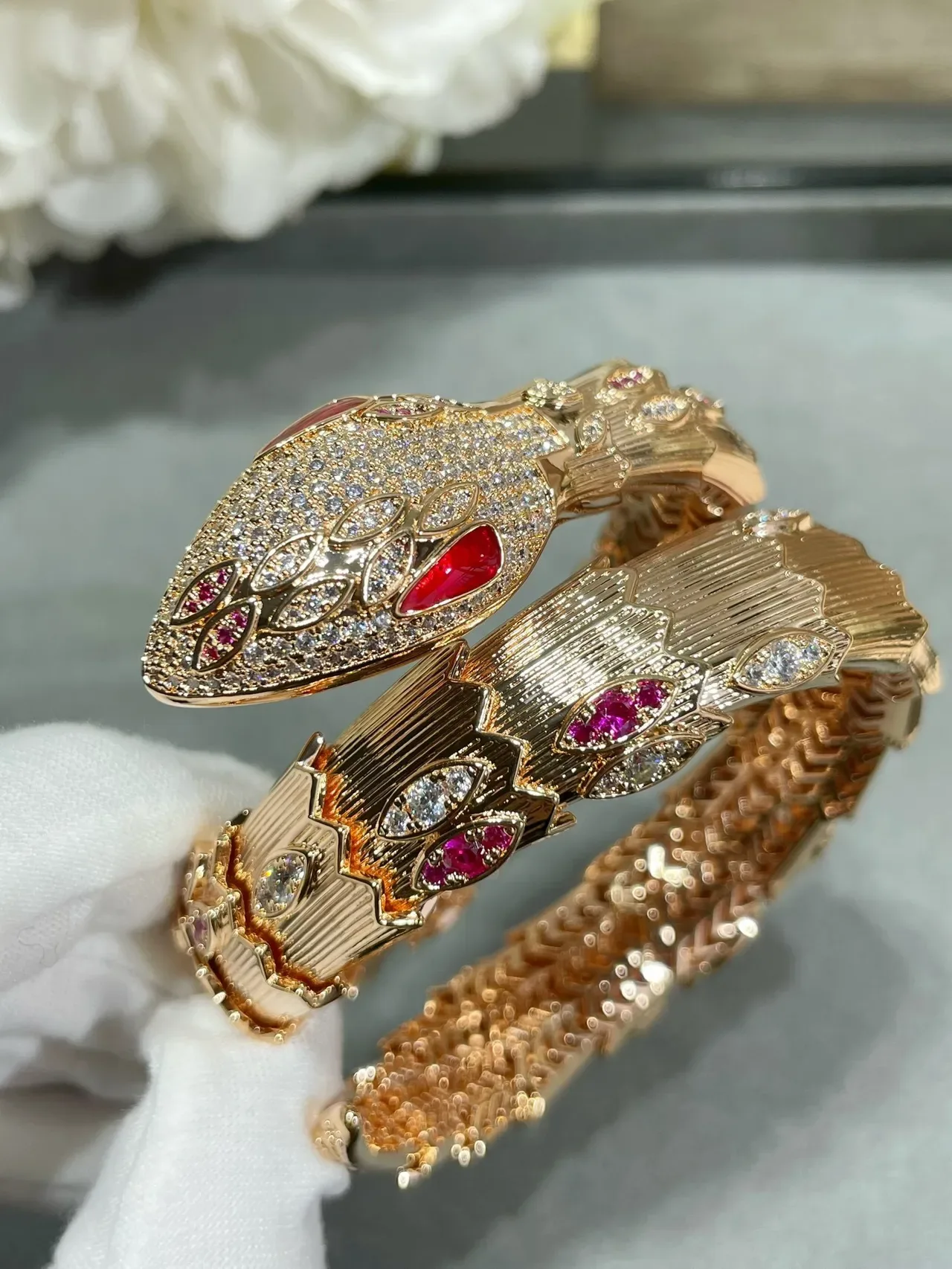 سوار أفعى Bvlgari Serpenti ذهب وردي بانجو ماس وياقوت 7