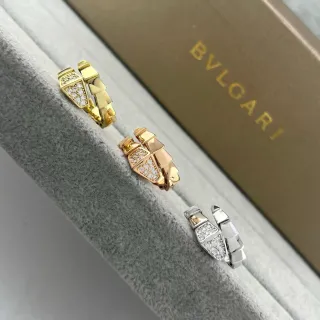 Bvlgari Serpenti Viper Pavé डायमंड हिंग्ड हूप ईयररिंग