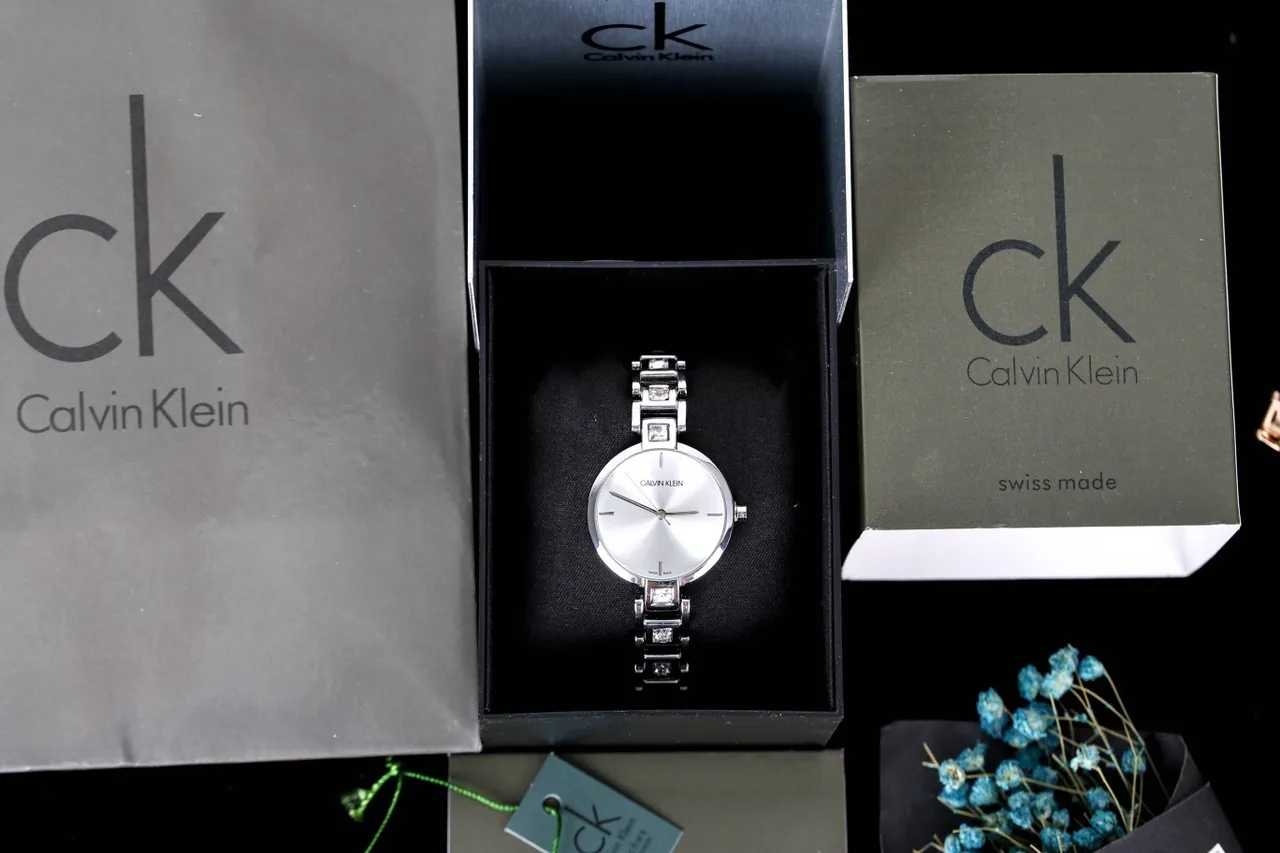 Calvin Klein चाँदी सफेद मिनिमलिस्ट क्रिस्टल एकसेंटेड ब्रेसलेट क्वार्ट्ज वॉच 2