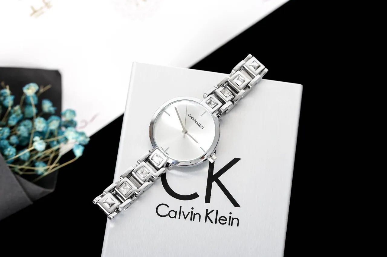 Calvin Klein चाँदी सफेद मिनिमलिस्ट क्रिस्टल एकसेंटेड ब्रेसलेट क्वार्ट्ज वॉच 3