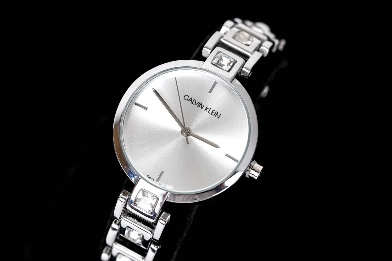 Calvin Klein चाँदी सफेद मिनिमलिस्ट क्रिस्टल एकसेंटेड ब्रेसलेट क्वार्ट्ज वॉच 5