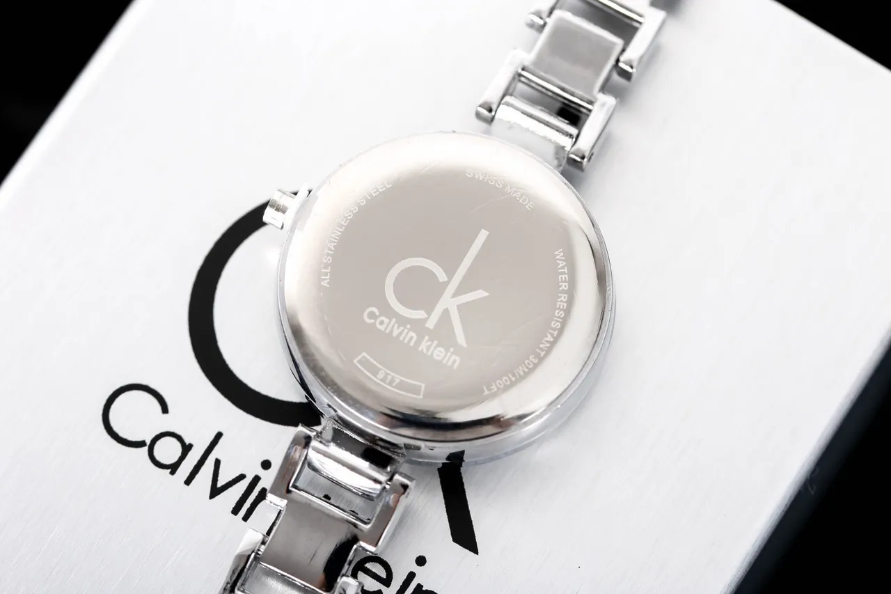 Calvin Klein चाँदी सफेद मिनिमलिस्ट क्रिस्टल एकसेंटेड ब्रेसलेट क्वार्ट्ज वॉच 7