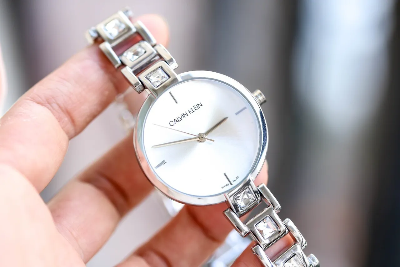 Calvin Klein चाँदी सफेद मिनिमलिस्ट क्रिस्टल एकसेंटेड ब्रेसलेट क्वार्ट्ज वॉच 9