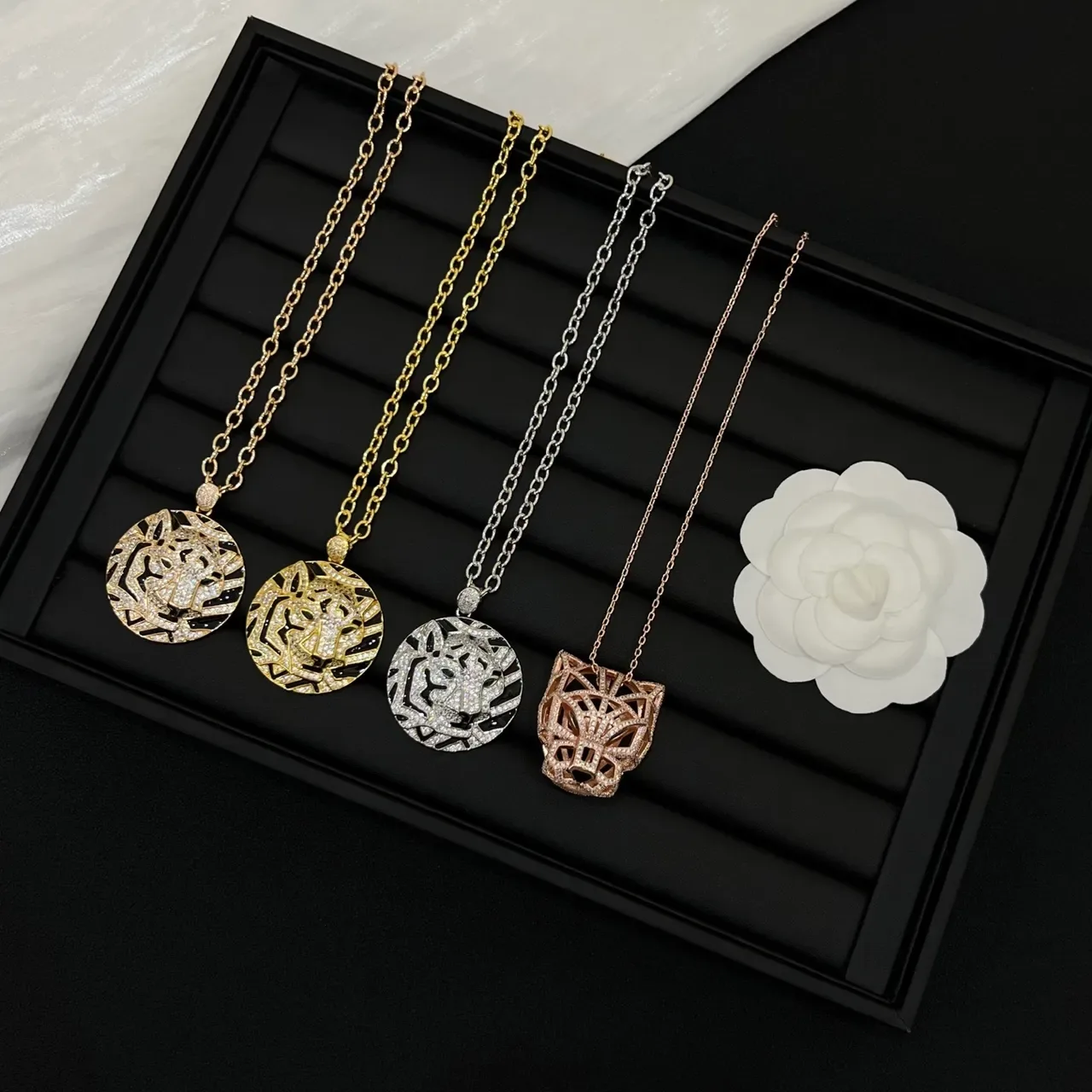 Cartier 金银色互锁标志爱心形吊坠项链 2