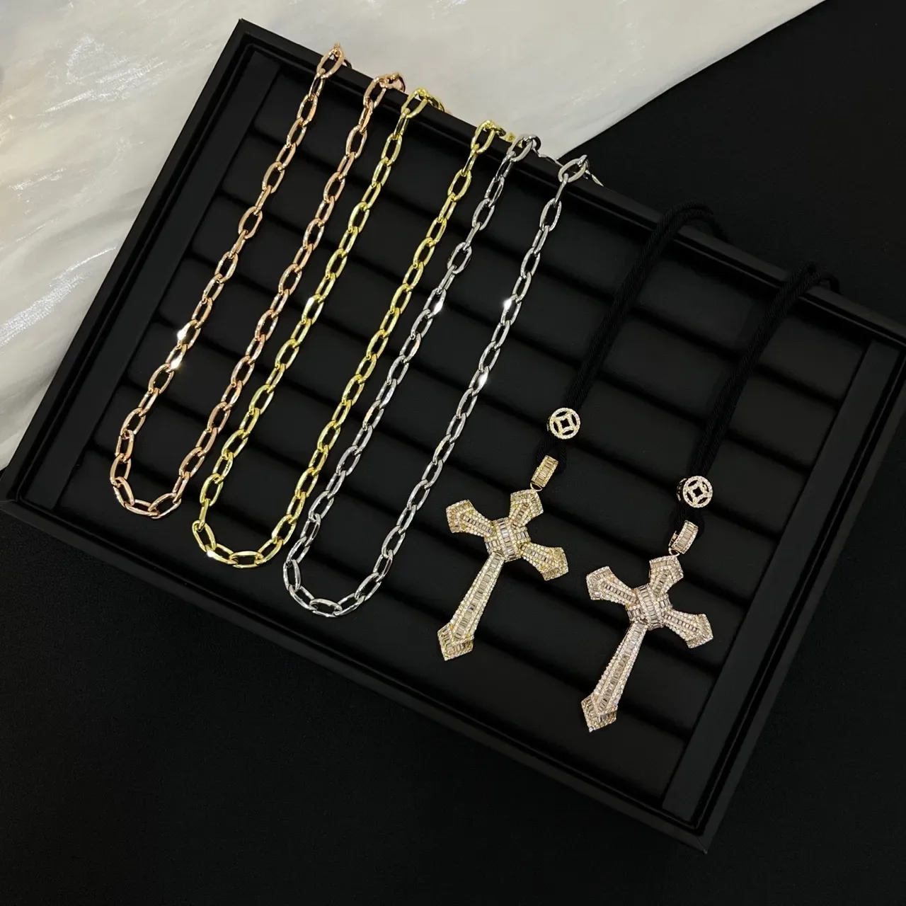 Cartier 金银色互锁标志爱心形吊坠项链 3