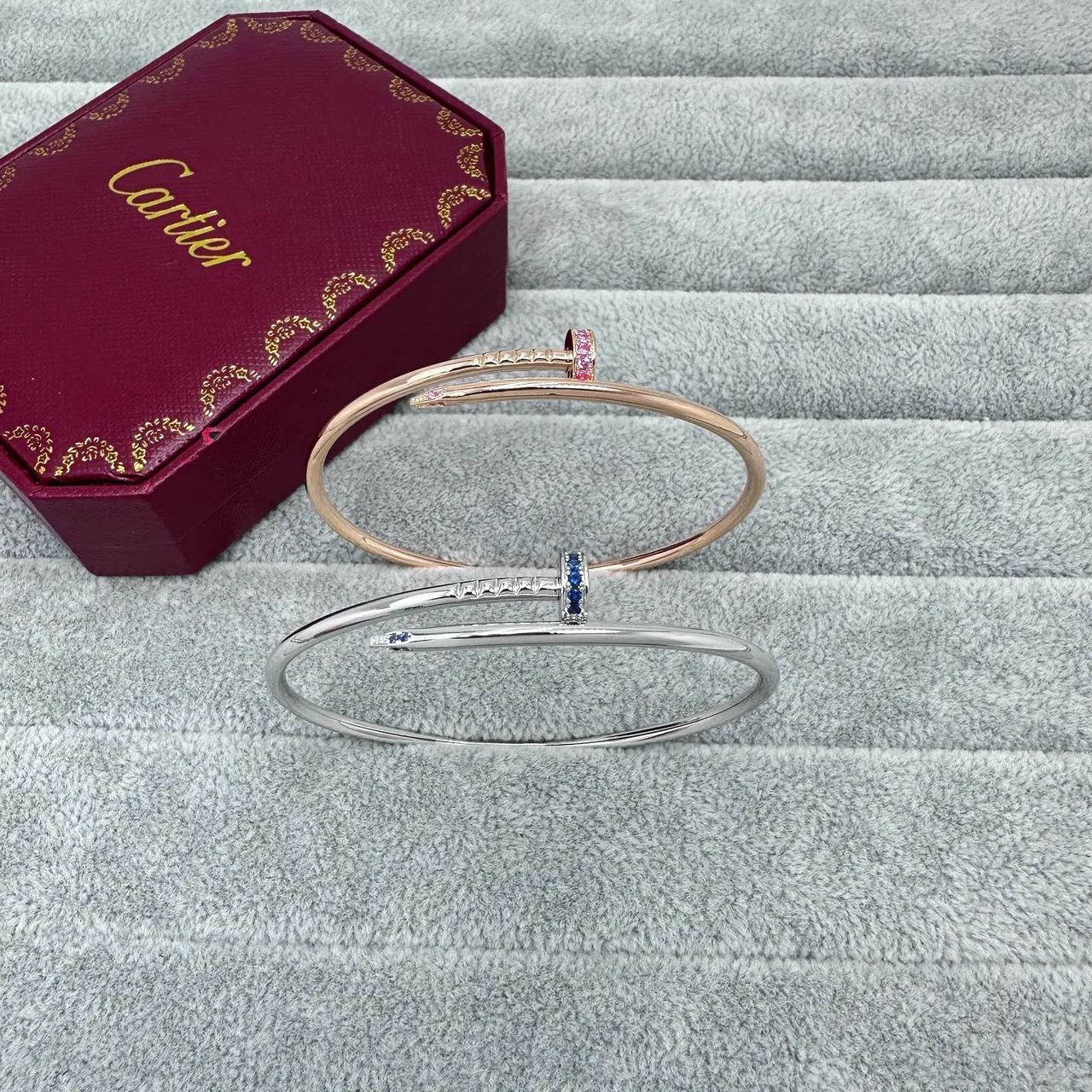 Cartier Juste un Clou سوار مفتوح ذهبي أزرق نقش رأس المسمار 2