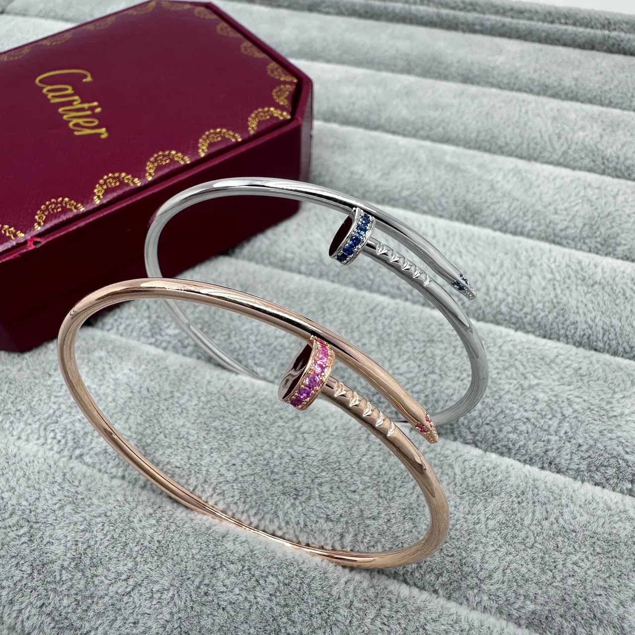 Cartier Juste un Clou سوار مفتوح ذهبي أزرق نقش رأس المسمار 3