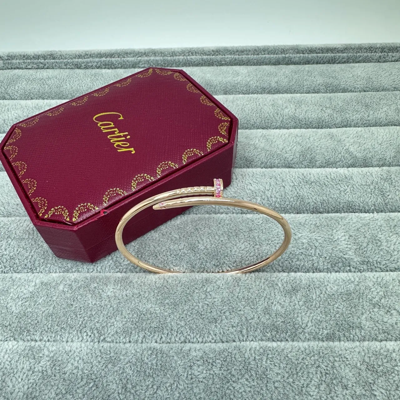 Cartier Juste un Clou سوار مفتوح ذهبي أزرق نقش رأس المسمار 4