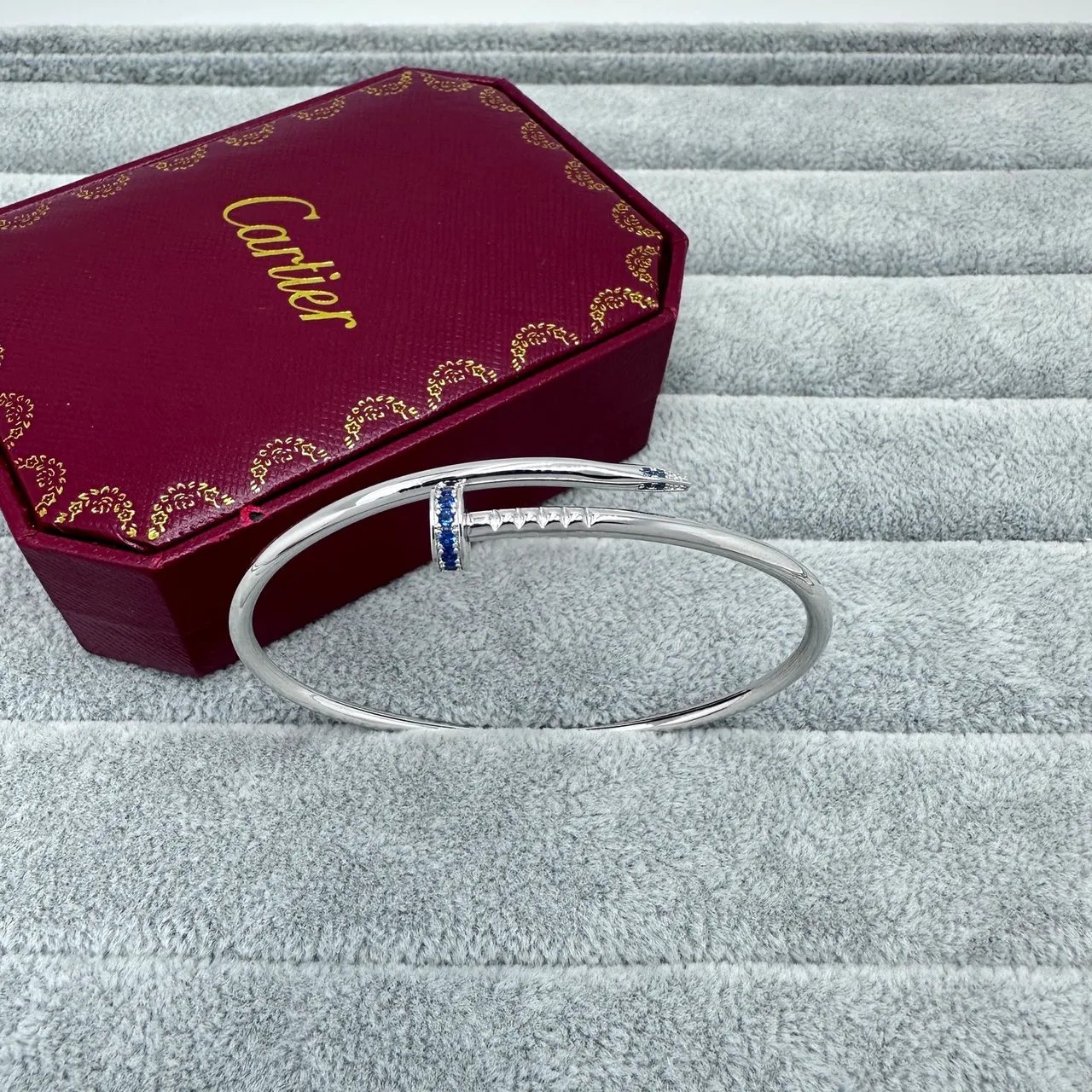 Cartier Juste un Clou سوار مفتوح ذهبي أزرق نقش رأس المسمار 5