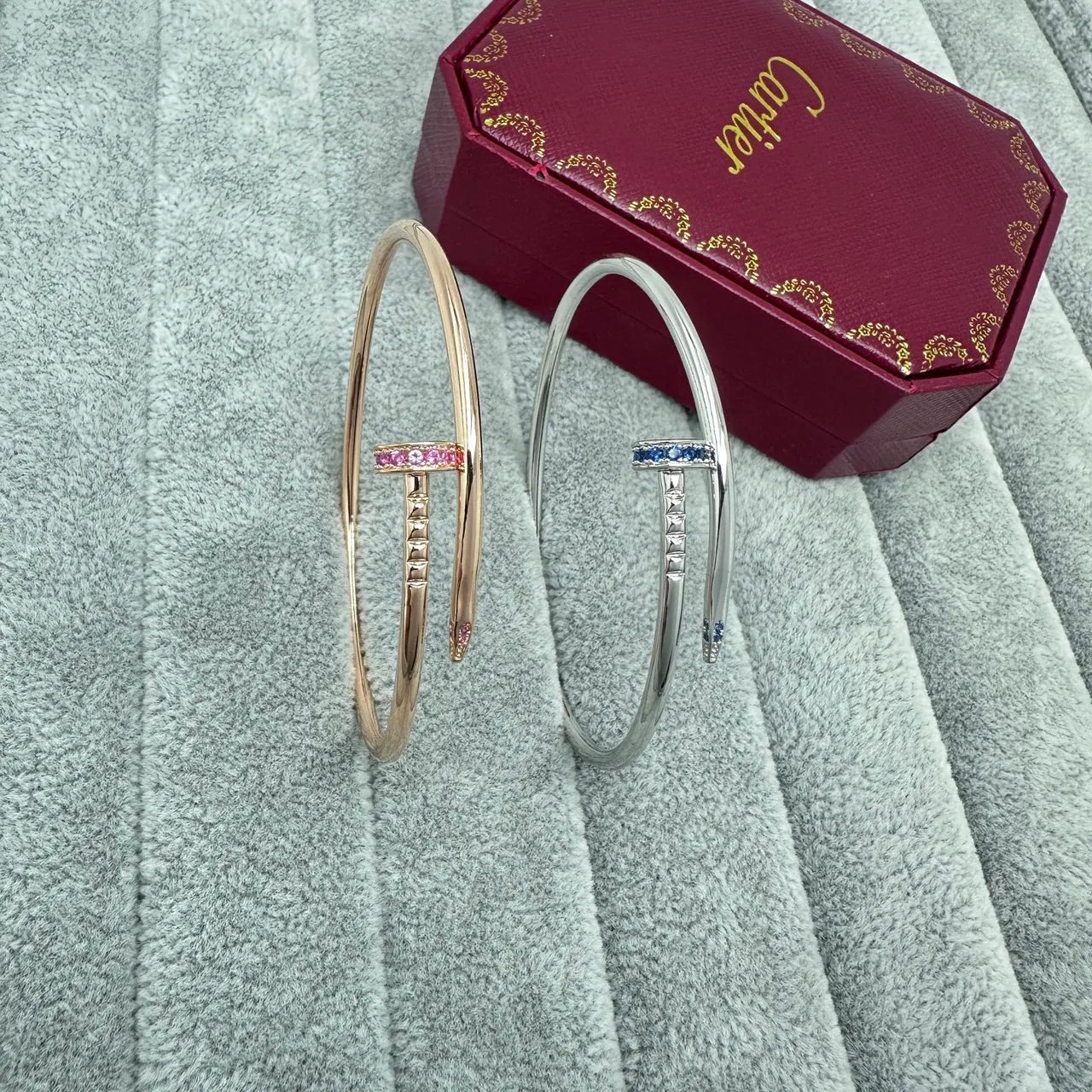 Cartier Juste un Clou سوار مفتوح ذهبي أزرق نقش رأس المسمار 6