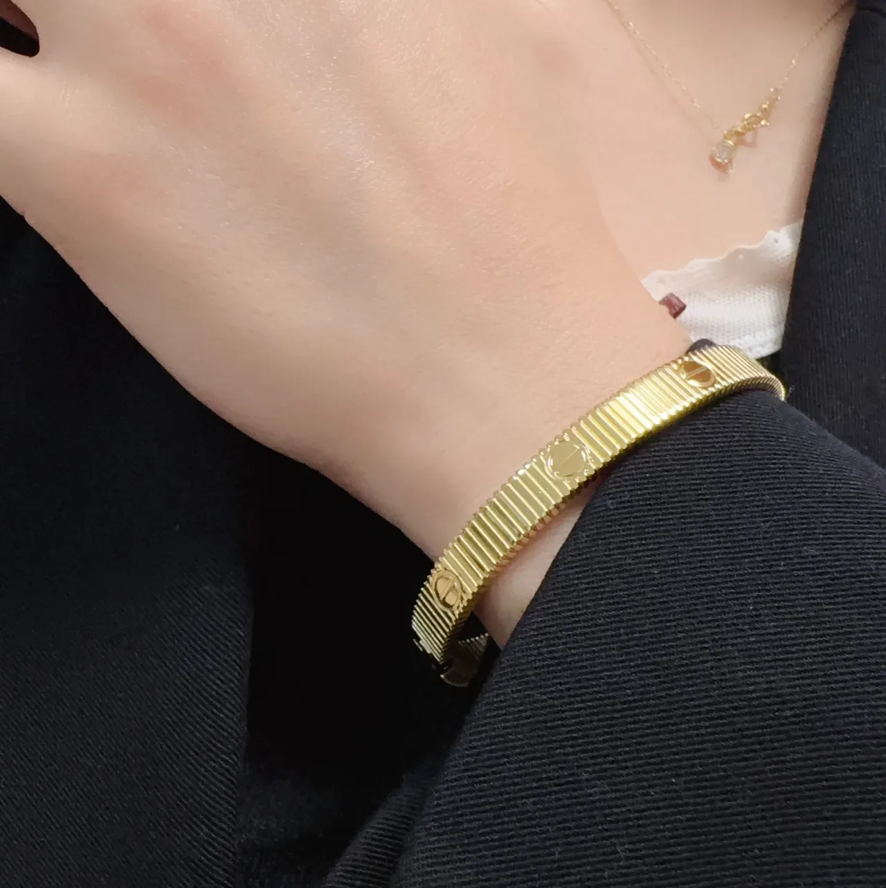Cartier Juste un Clou أساور صلبة بلون ذهبي مخددة 2