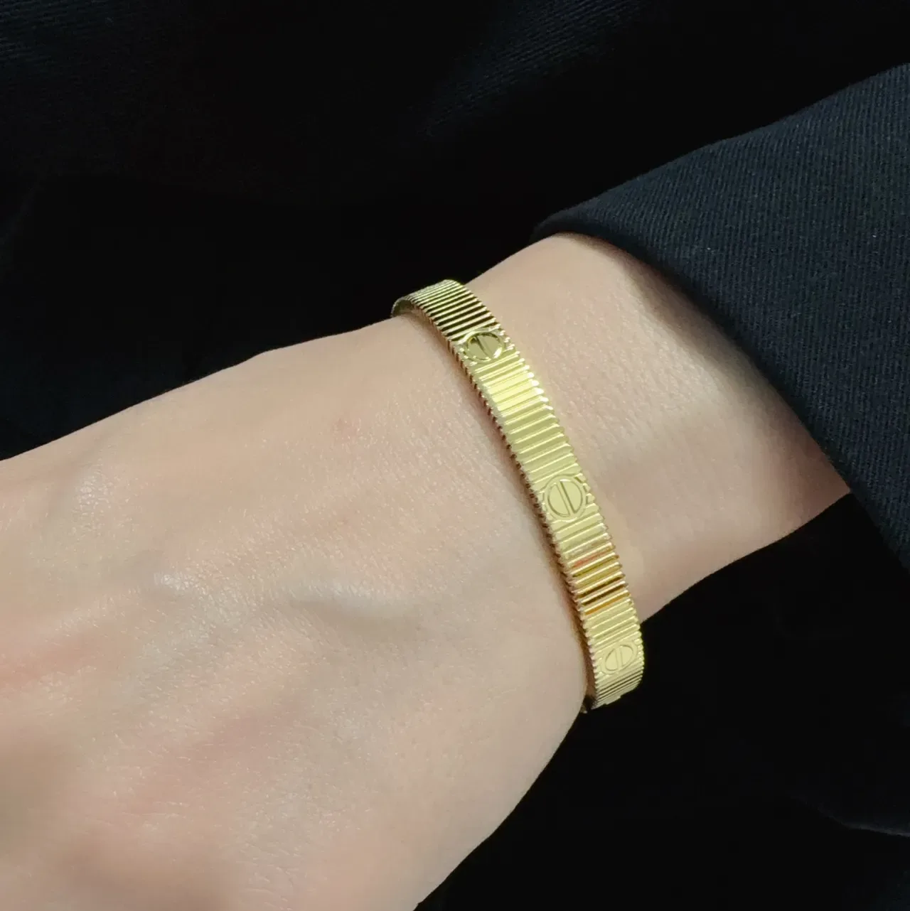 Cartier Juste un Clou أساور صلبة بلون ذهبي مخددة 3