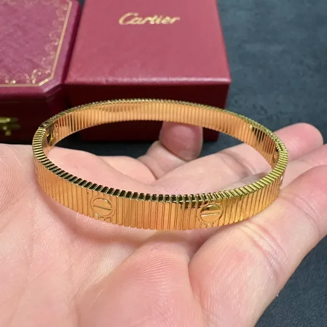 Cartier Juste un Clou أساور صلبة بلون ذهبي مخددة 4