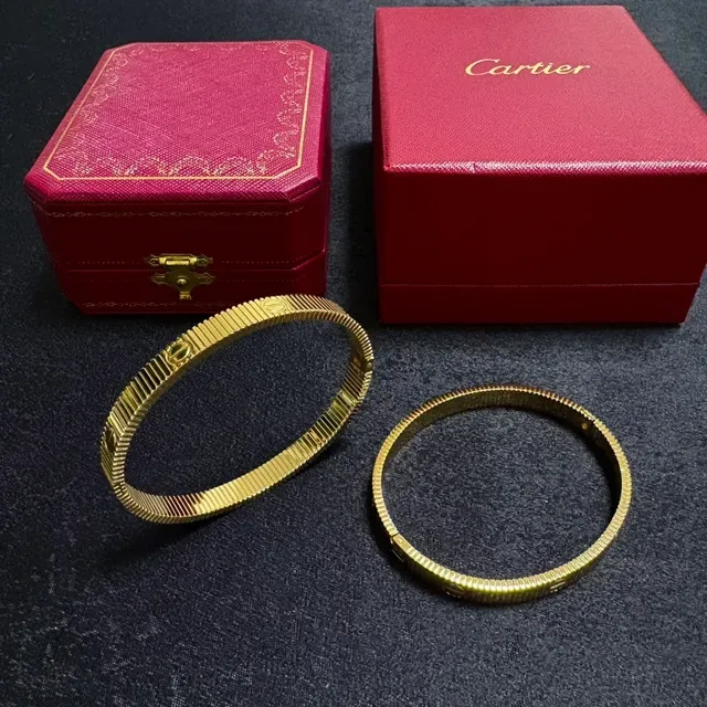 Cartier Juste un Clou أساور صلبة بلون ذهبي مخددة 5
