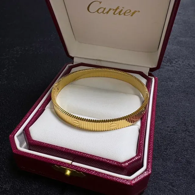 Cartier Juste un Clou أساور صلبة بلون ذهبي مخددة 7