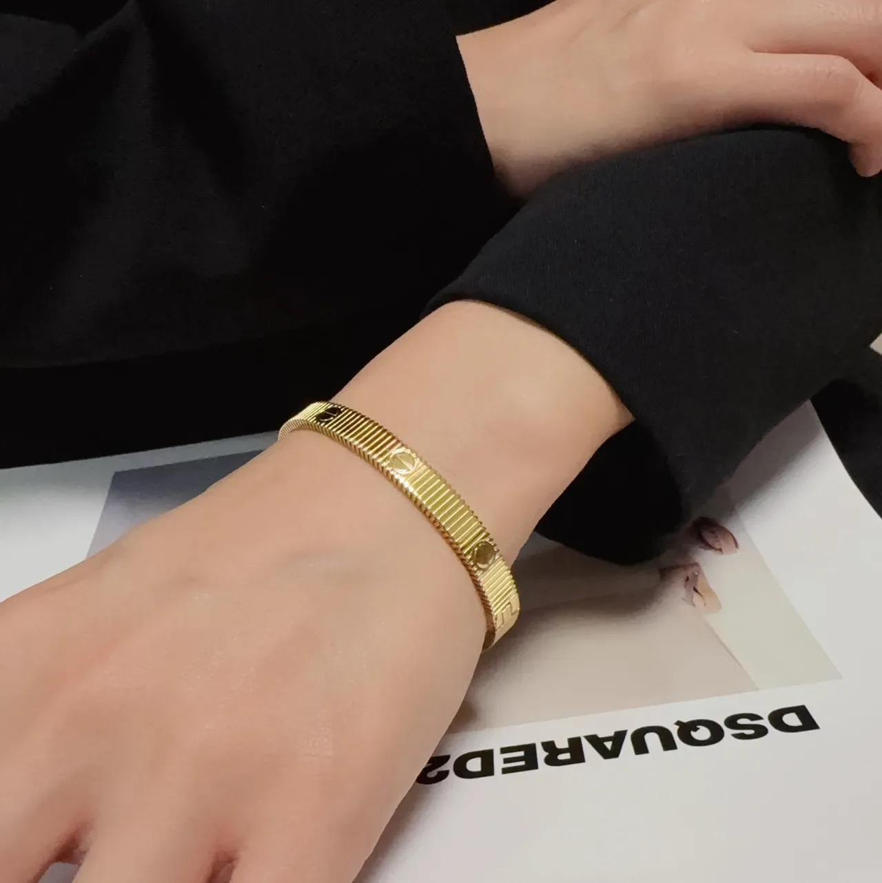 Cartier Juste un Clou أساور صلبة بلون ذهبي مخددة 9
