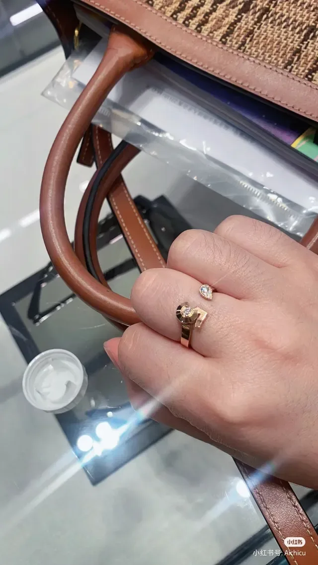 Cartier Love and Juste un Clou 金色银色 interlocking C 图案 螺纹带 戒指 8