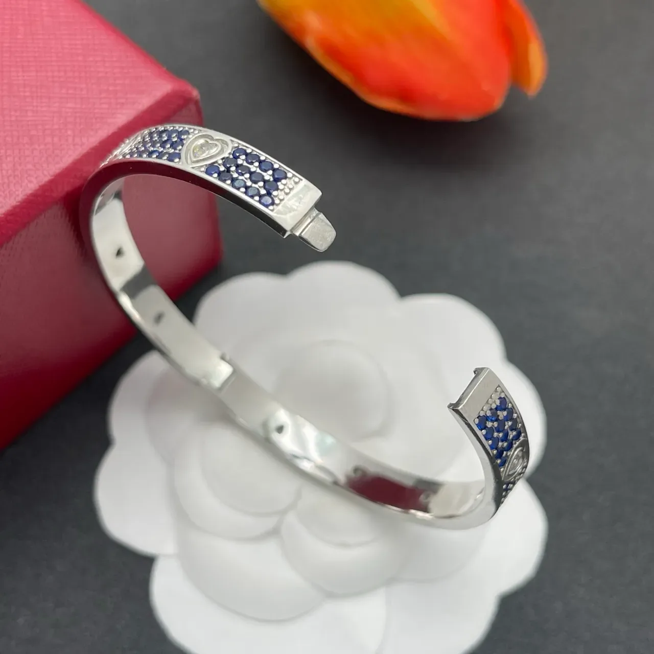 Bracelete Cartier Love-Style Pavé Safira e Diamante com Motivo de Coração 4