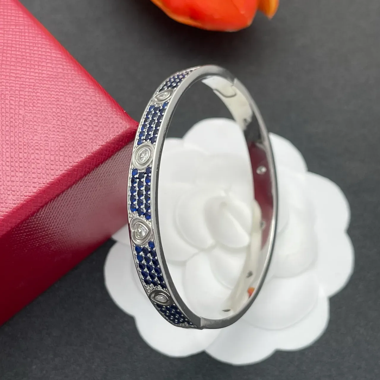 Bracelete Cartier Love-Style Pavé Safira e Diamante com Motivo de Coração 5