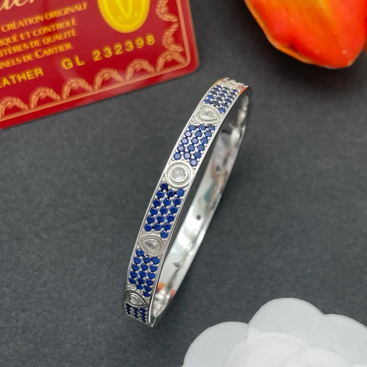 Bracelete Cartier Love-Style Pavé Safira e Diamante com Motivo de Coração 6