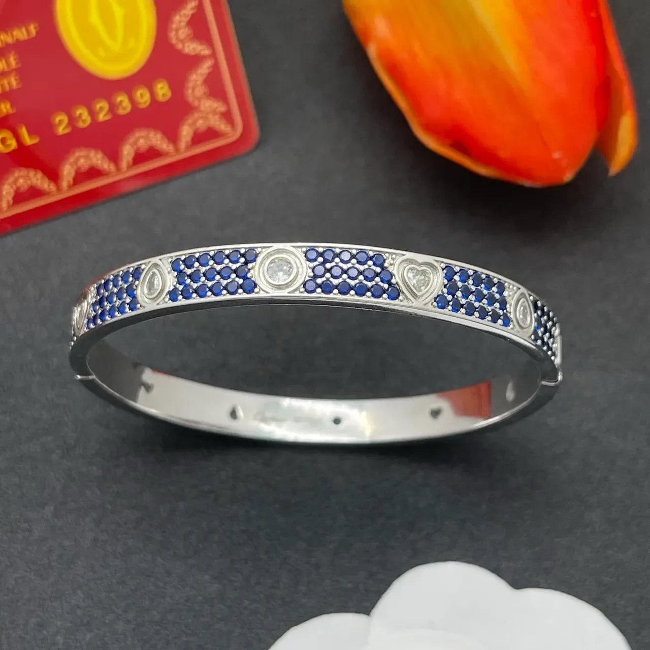 Bracelete Cartier Love-Style Pavé Safira e Diamante com Motivo de Coração 7