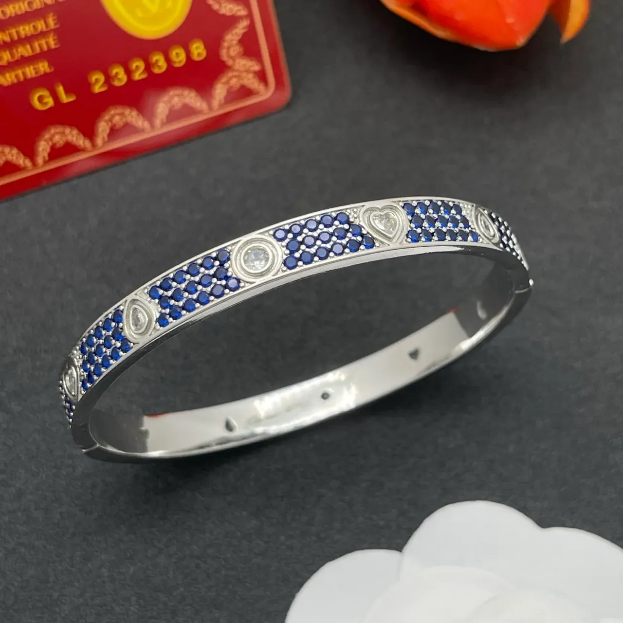 Bracelete Cartier Love-Style Pavé Safira e Diamante com Motivo de Coração 8