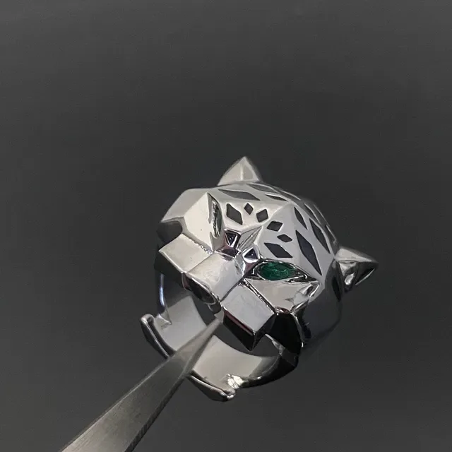 Bague Cartier Panthère Or et Argent Géométrique Tête de Panthère Facetée de Métal 2