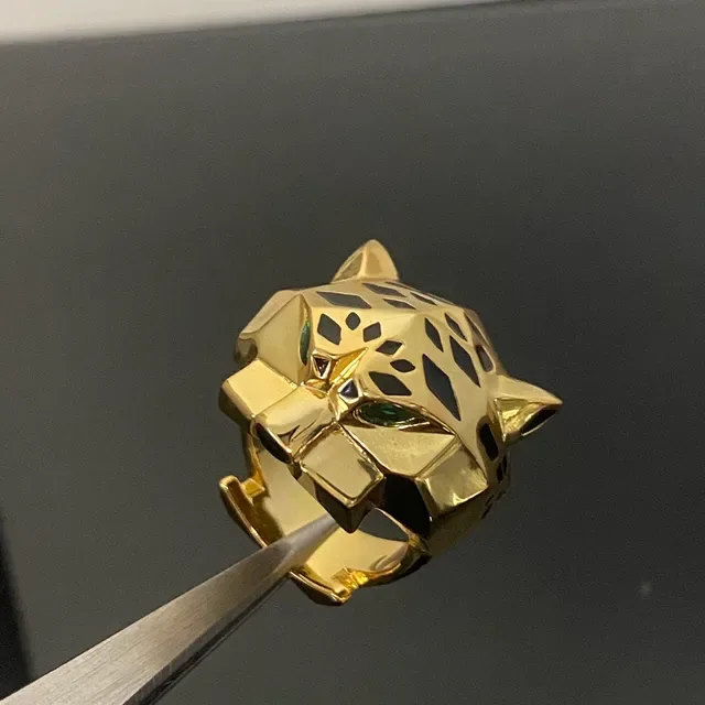 Bague Cartier Panthère Or et Argent Géométrique Tête de Panthère Facetée de Métal 3