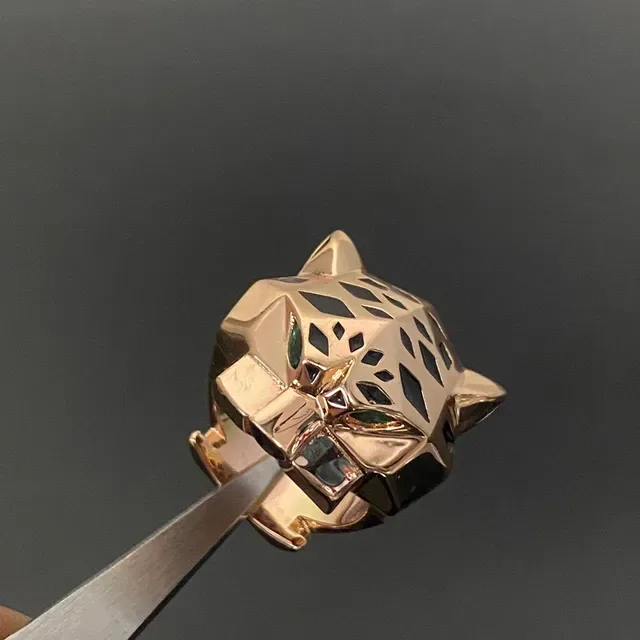 Bague Cartier Panthère Or et Argent Géométrique Tête de Panthère Facetée de Métal 4