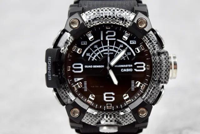 Casio Relógio Preto Prateado Robusto Bisel Texturizado em Fibra de Carbono Sensor Quádruplo Dial Analógico-Digital 7