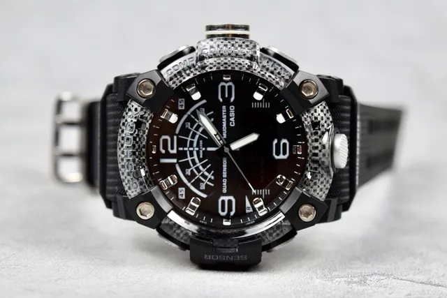 Casio Relógio Preto Prateado Robusto Bisel Texturizado em Fibra de Carbono Sensor Quádruplo Dial Analógico-Digital 9