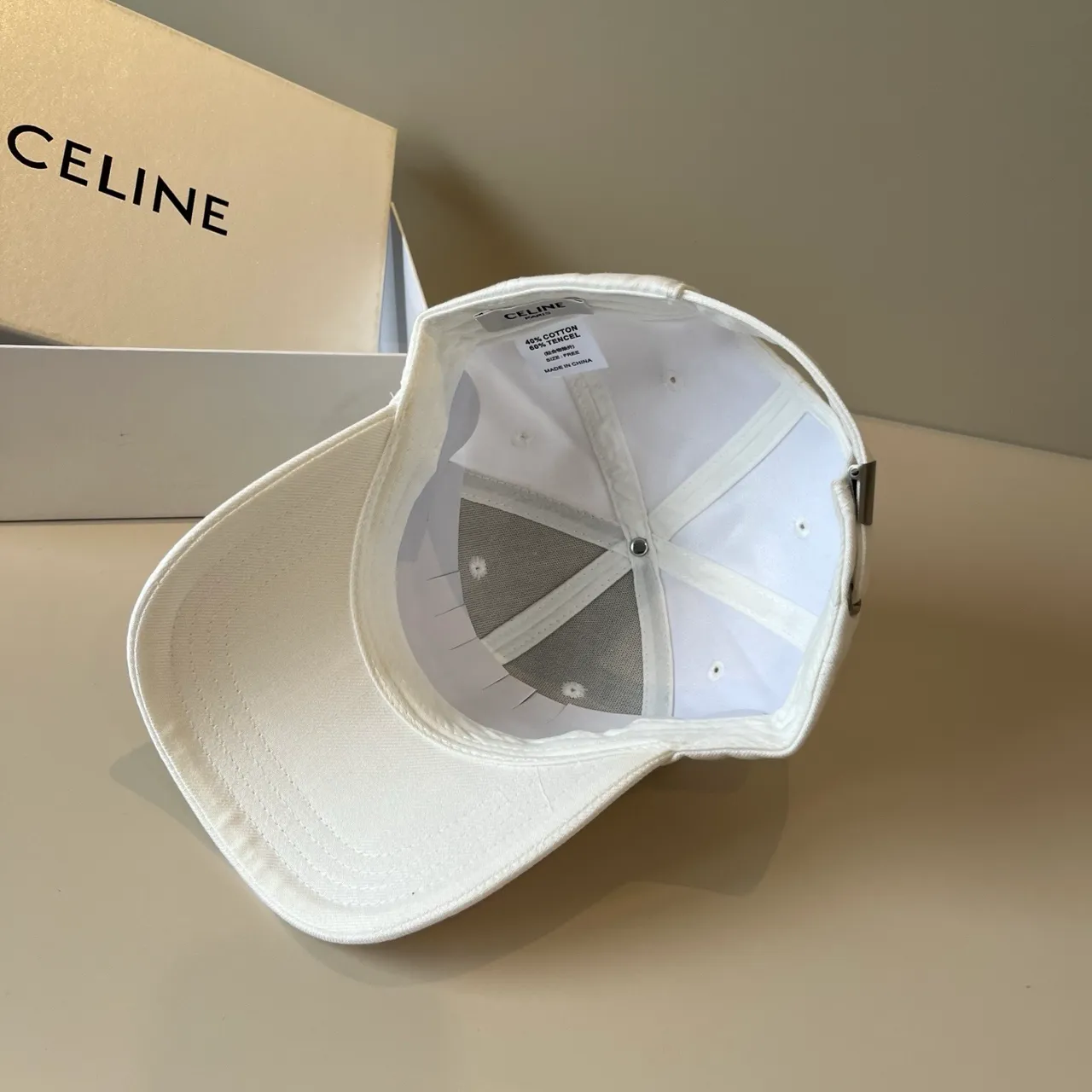 Celine ক্রিস্টাল লোগো অফ-হোয়াইট বেসবল ক্যাপ 3