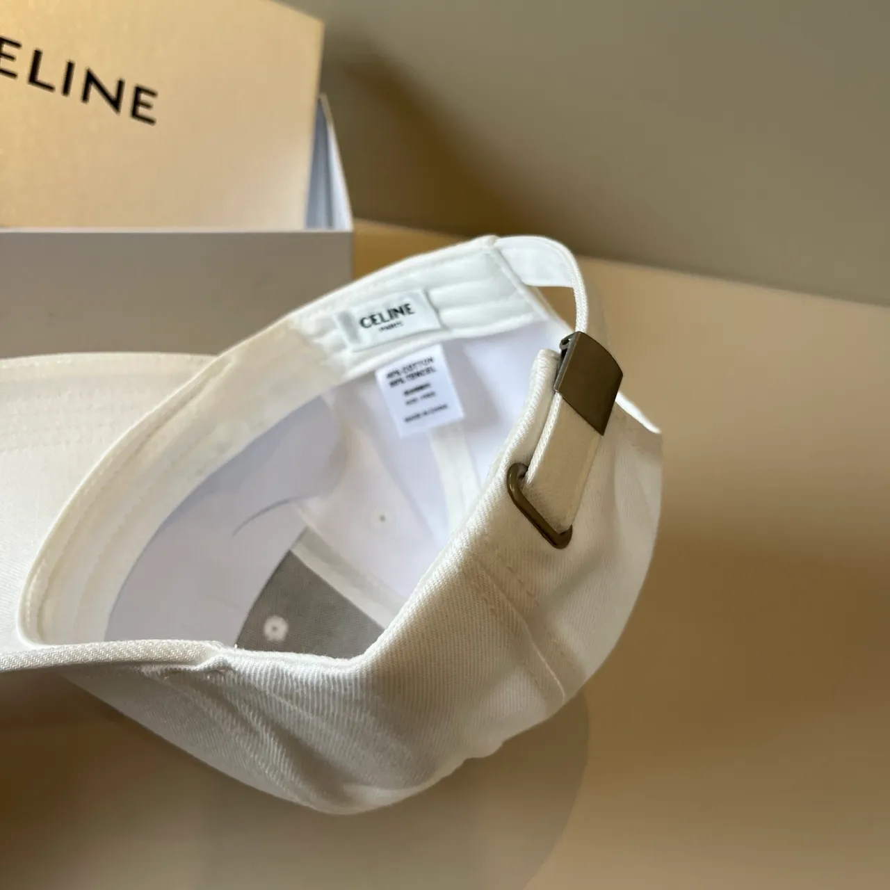 Celine ক্রিস্টাল লোগো অফ-হোয়াইট বেসবল ক্যাপ 4