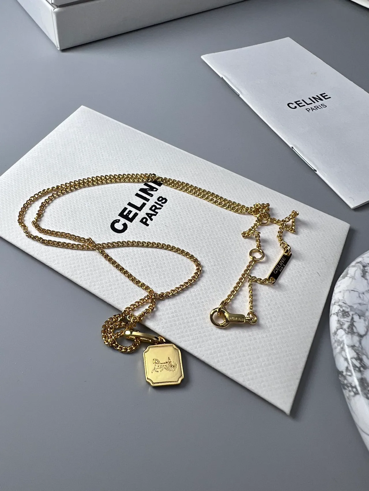Celine قلادة سلسلة كيرب لينك ذهبية رفيعة مع تعليقة مستطيلة منحوتة 4