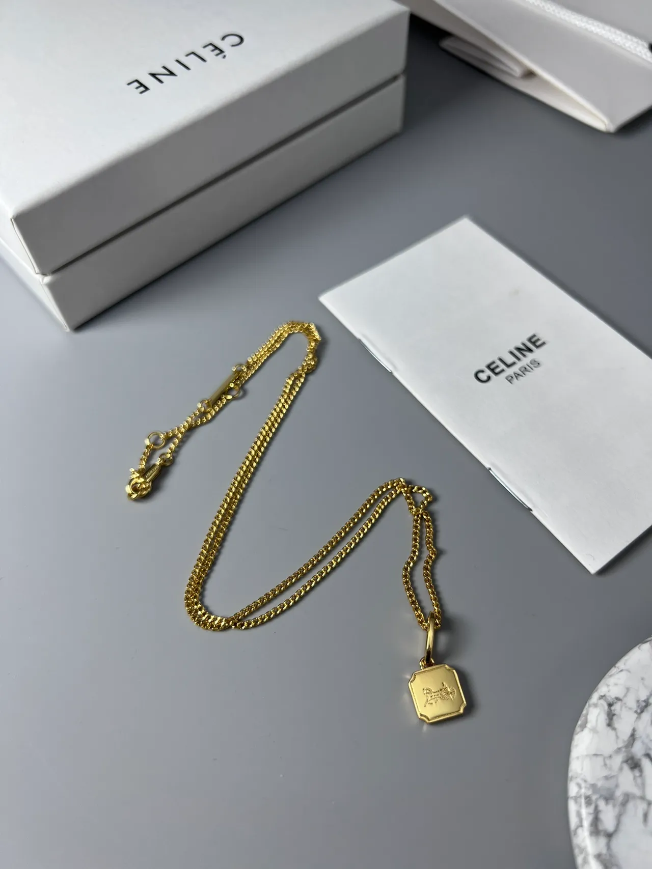 Celine قلادة سلسلة كيرب لينك ذهبية رفيعة مع تعليقة مستطيلة منحوتة 5