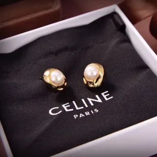 Celine सोने के रंग की अंडाकार मुक्ता स्टड ईयरिंग्स