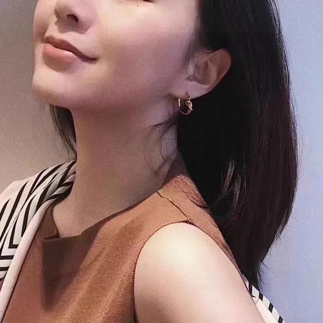 Celine নট ডিটেল হুপ সোনার কানের দুল 9